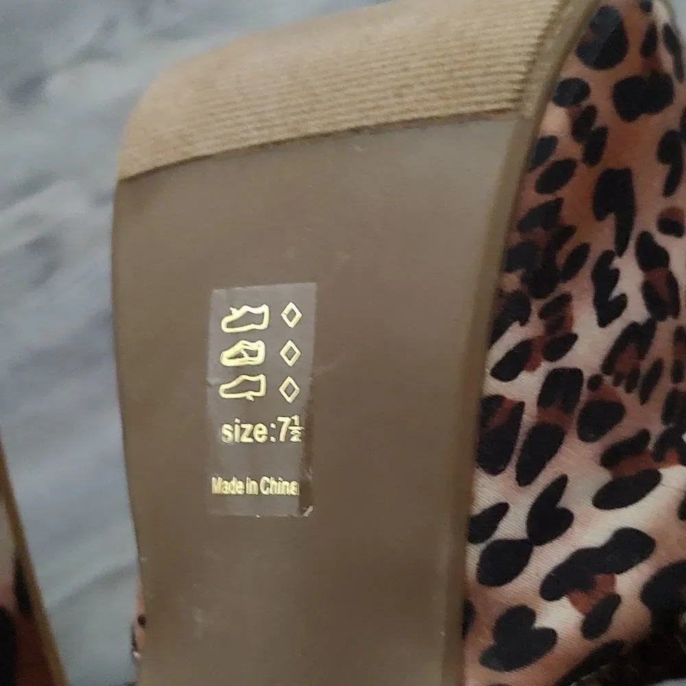 Shoe Republic LA cheetah print strappy  platform heels  Sz 7.5